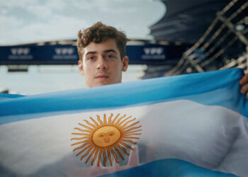 Destacados: Colapinto, YPF y la bandera, por Plug Collective.