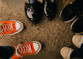 Gen Z y +50: coincidencias y diferencias que redefinen economía, trabajo y tecnología