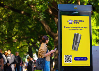 Mercado Libre innova en vía pública con anuncios que se adaptan a cada consumidor en tiempo real gracias a la IA.