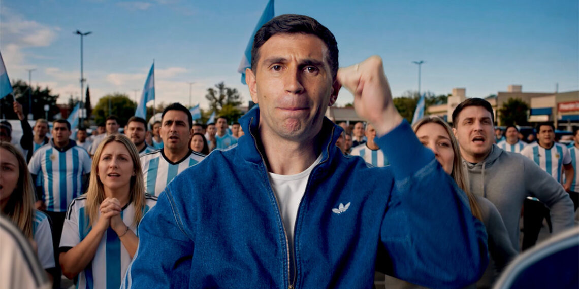 Dibu, Paredes y Davo Xeneize en la campaña mundialista de Mostaza